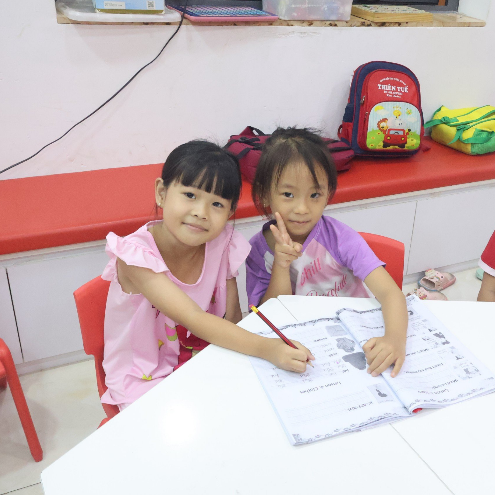 Hai bé học viên Anh Ngữ Global Check in