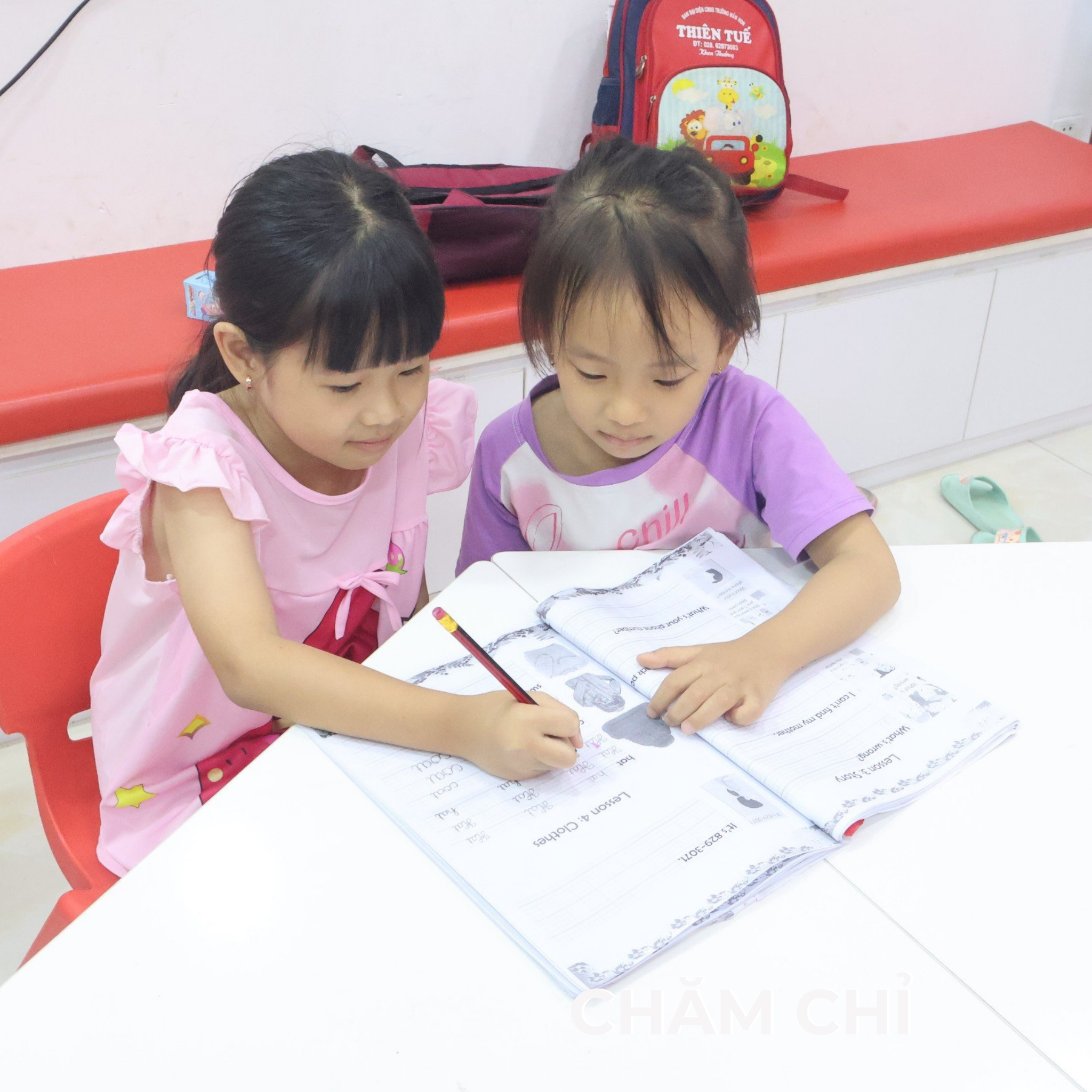 Hai bé học viên Anh Ngữ Global học bài